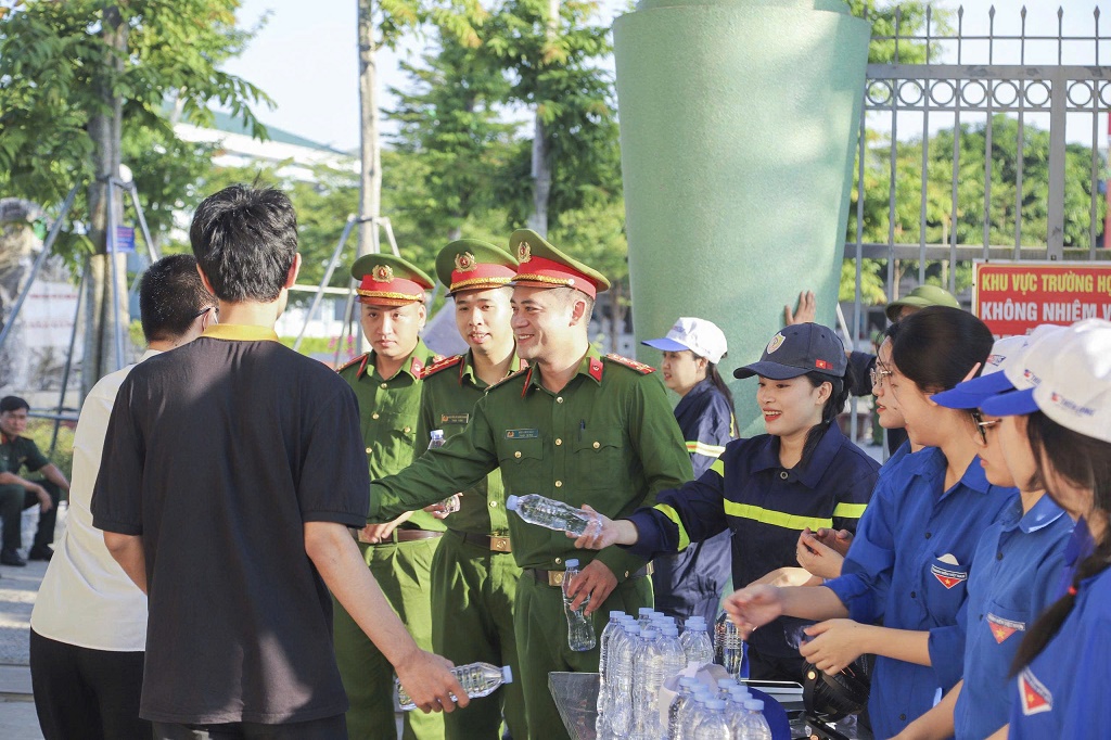 Đoàn viên thanh niên Công an Nghệ An ra quân hỗ trợ cho các thí sinh và phụ huynh tại các điểm thi