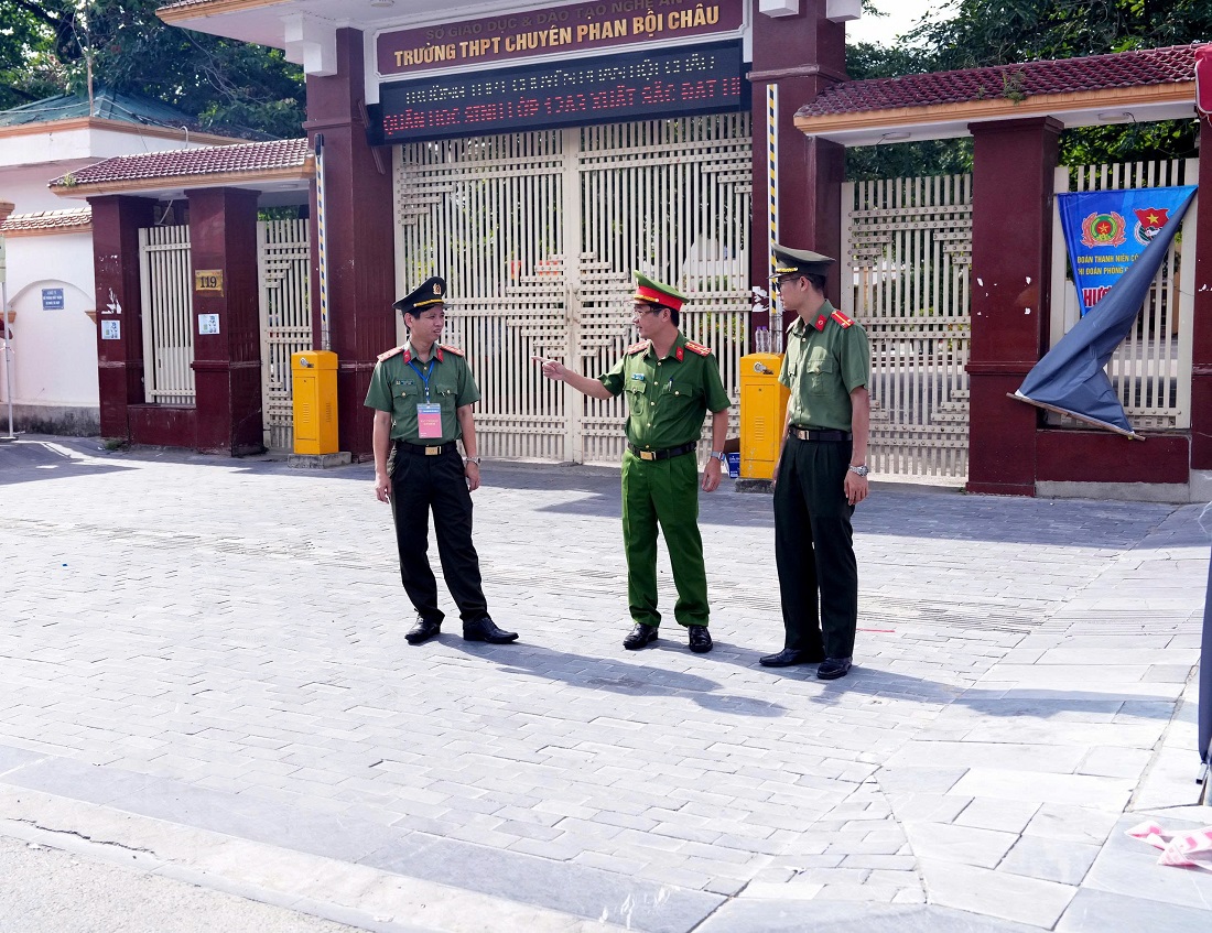 Đồng chí Đại tá Trần Ngọc Tuấn - Phó Giám đốc Công an tỉnh kiểm tra công tác bảo đảm ANTT, TTATGT kỳ thi tốt nghiệp THPT năm 2025 tại một số điểm thi trên địa bàn thành phố Vinh