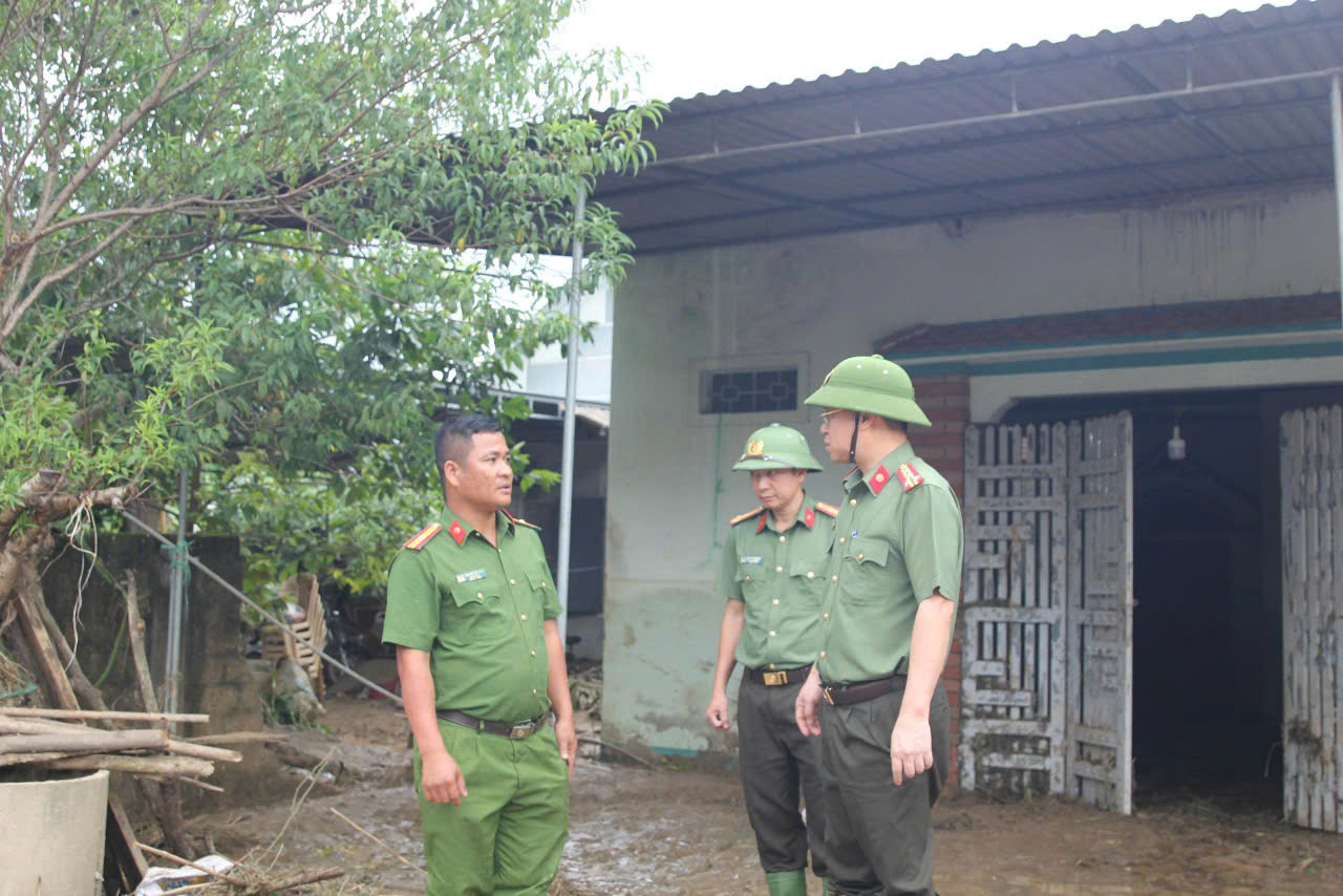 Giám đốc Công an tỉnh Nghệ An kiểm tra, chỉ đạo công tác khắc phục hậu quả mưa, bão tại tuyến Quốc lộ 7