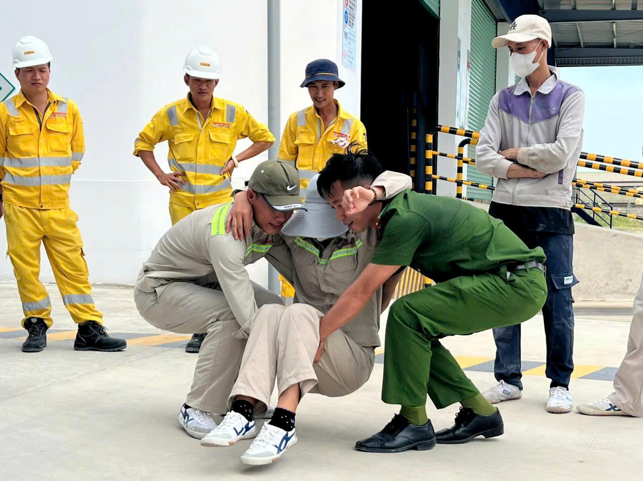 Cán bộ PCCC&CNCH hướng dẫn kỹ thuật thoát hiểm và sơ cứu nạn nhân trong tình huống cháy, nổ giả định