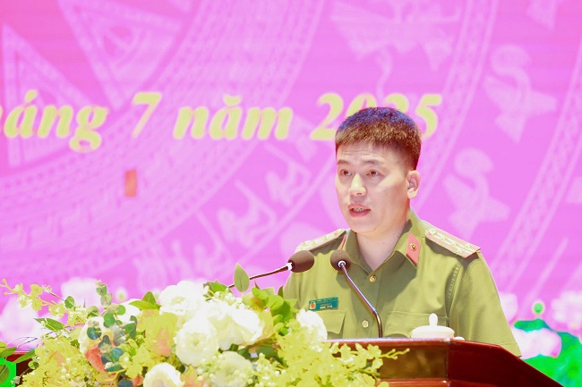 Đồng chí Đại tá Trần Hồng Quang, Phó Giám đốc Công an Nghệ An trình bày báo cáo sơ kết tại Hội nghị