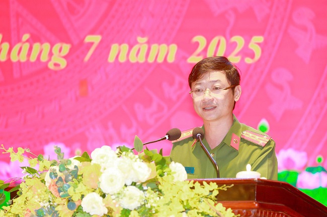 Đồng chí Đại tá Trần Ngọc Tuấn, Phó Giám đốc Công an Nghệ An điều hành phần tham luận