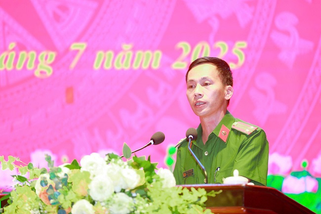 Các đại biểu trình bày tham luận tại Hội nghị