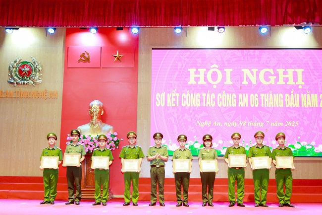 Trao danh hiệu “Chiến sỹ thi đua toàn lực lượng Công an Nhân dân” cho các cá nhân giai đoạn 2022 - 2024