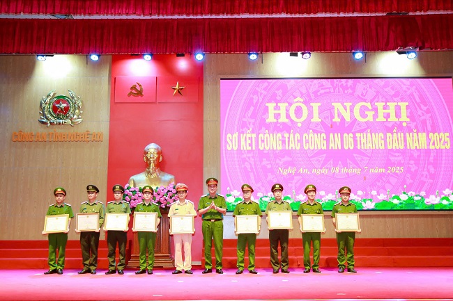 Trao Bằng khen của Bộ Công an và của UBND tỉnh cho các tập thể, cá nhân có thành tích xuất sắc trong đấu tranh phòng, chống tội phạm