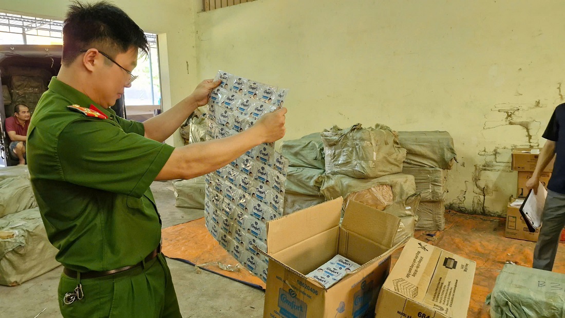 Kem đánh răng, dầu gội, nước xả vải giả mạo các nhãn hiệu… do các đối tượng vận chuyển, buôn bán