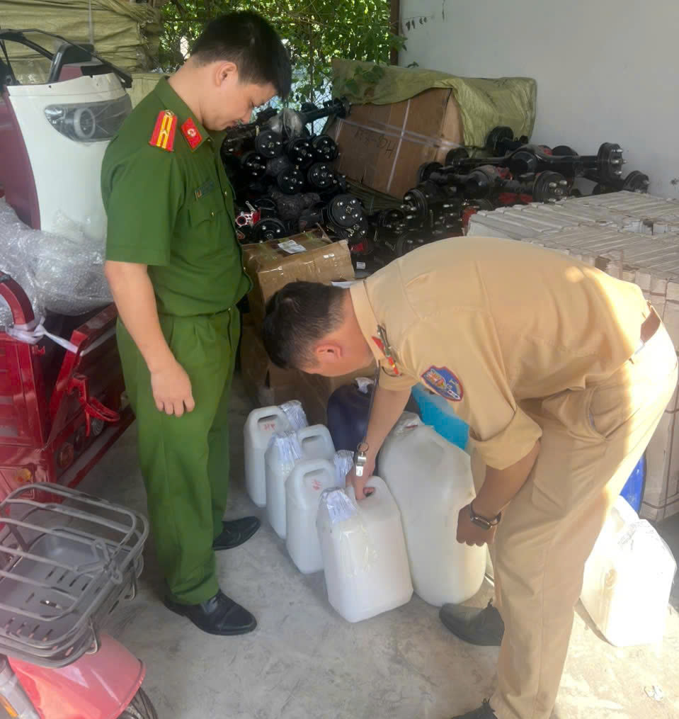 Lực lượng Cảnh sát kinh tế, Công an tỉnh Nghệ An phối hợp với các lực lượng tăng cường kiểm tra, thu giữ các hàng hóa không rõ nguồn gốc, xuất xứ