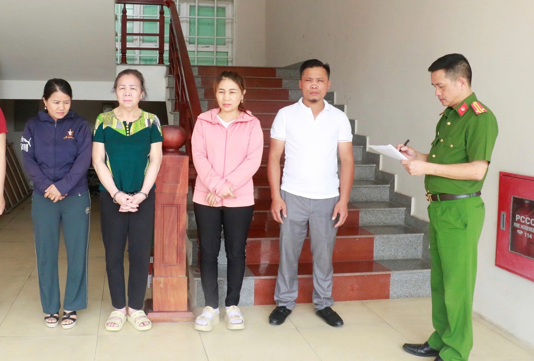 Các đối tượng trong đường dây buôn bán kem đánh răng, dầu gội, nước xả giả mạo các nhãn hiệu tại Cơ quan Công an