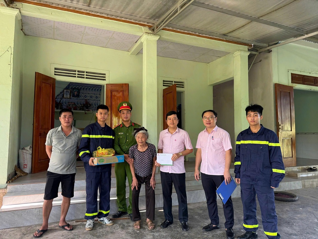 Đoàn đã thăm hỏi và trao quà cho 6 gia đình chính sách trên địa bàn hai xã Nghi Lộc và Thần Lĩnh