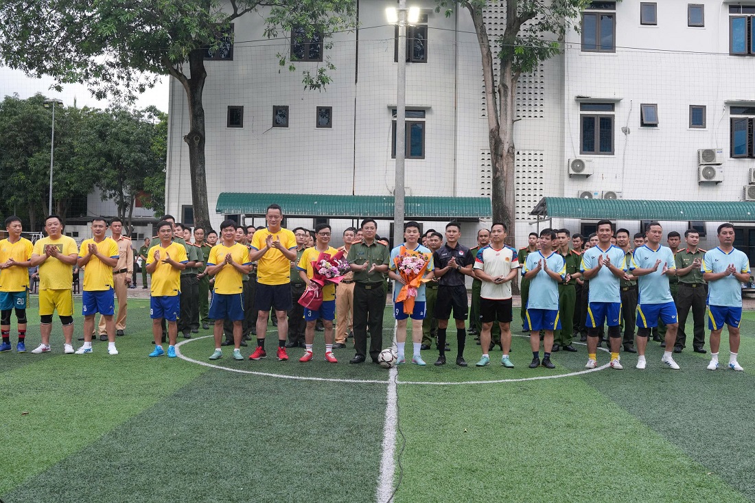 Đồng chí Đại tá Đinh Việt Dũng, Giám đốc Công an tỉnh tặng hoa chúc mừng 02 đội bóng