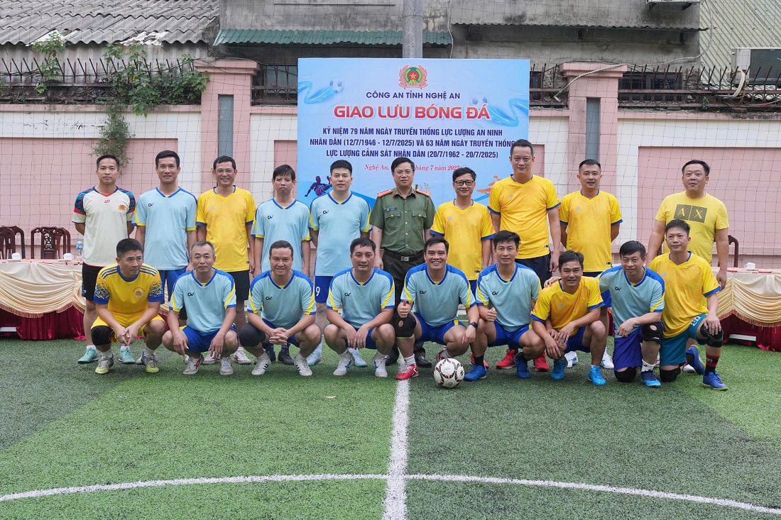 Hai đội bóng chụp ảnh lưu niệm