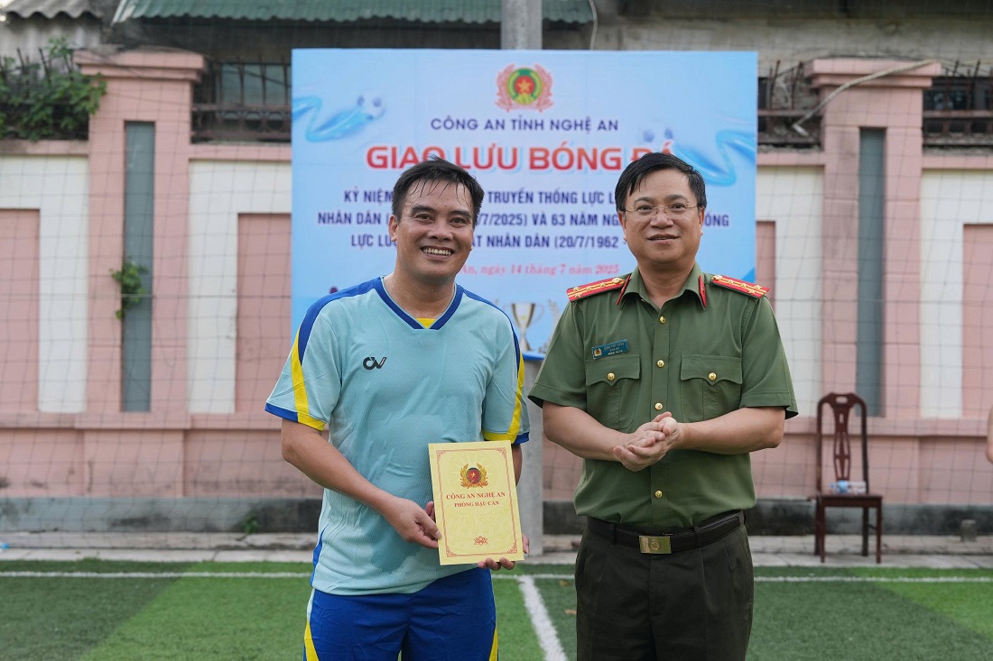 Đồng chí Đại tá Đinh Việt Dũng, Giám đốc Công an tỉnh trao phần thưởng cho cậu thủ ghi bàn thắng đầu tiên của trận đấu