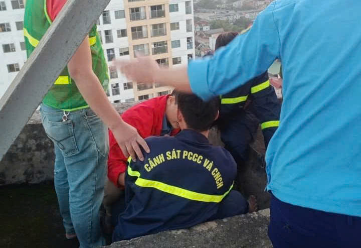 Giữa lằn ranh sinh tử nơi tầng 27 cao chót vót, Thiếu tá Nguyễn Thế Song đã liều mình tiếp cận và giải cứu thành công cô gái trẻ. Chứng kiến khoảnh khắc ấy, người dân thốt lên đầy xúc động: “Người hùng áo đỏ của thành Vinh!”