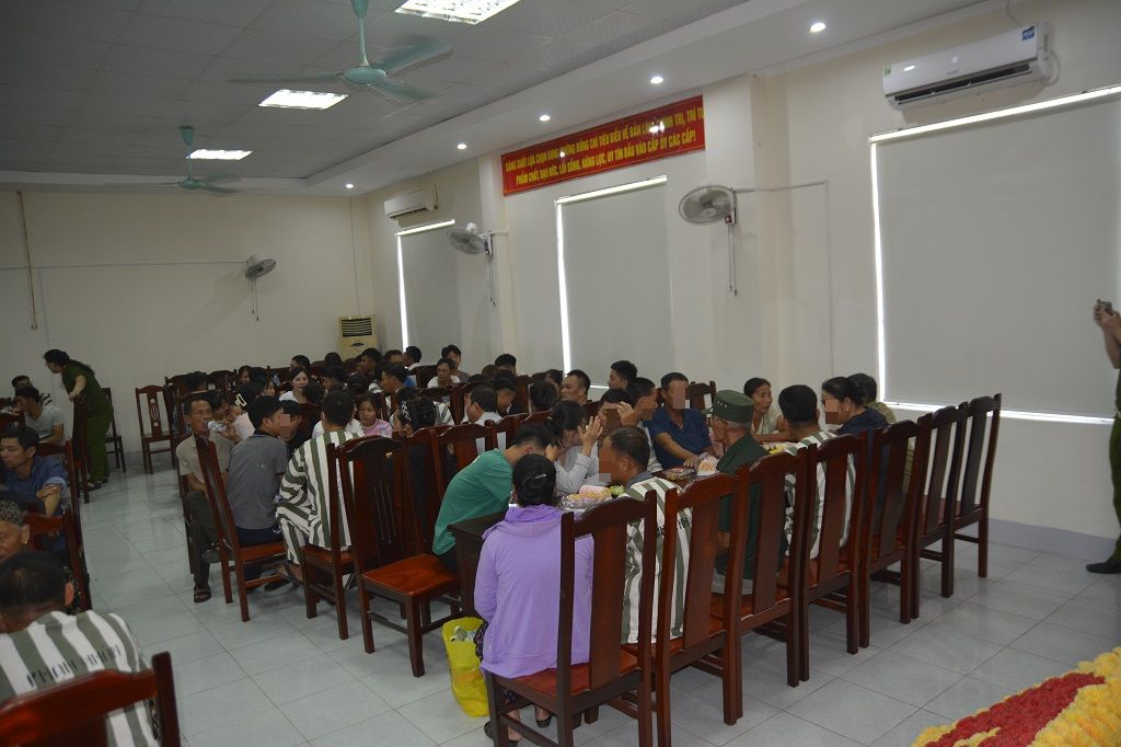 Các phạm nhân và người thân quây quần bên bữa tiệc ngọt ấm cúng