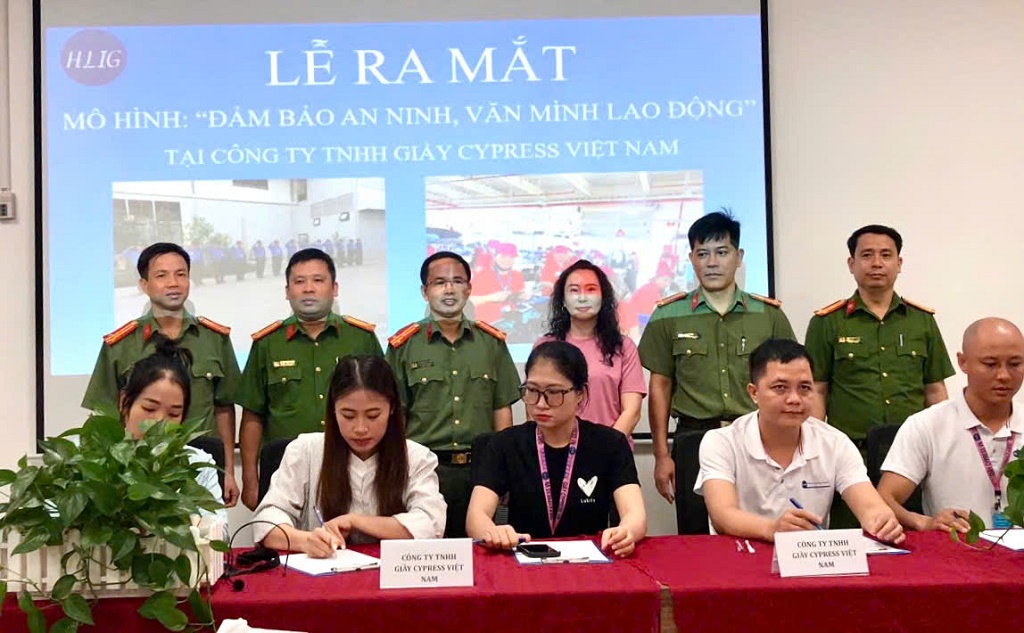 Đại diện các tổ của Công ty TNHH Giầy Cypress Việt Nam ký cam kết thực hiện nội dung mô hình