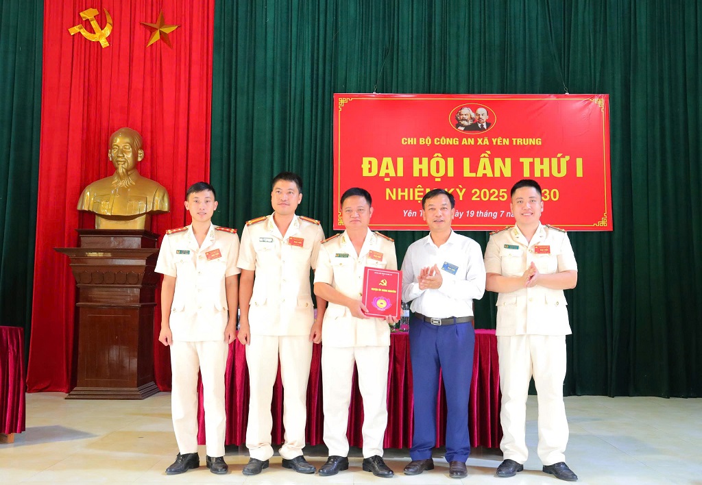 Đại diện Lãnh đạo UBND xã Yên Trung tặng quà, động viên cán bộ, chiến sĩ Công an xã