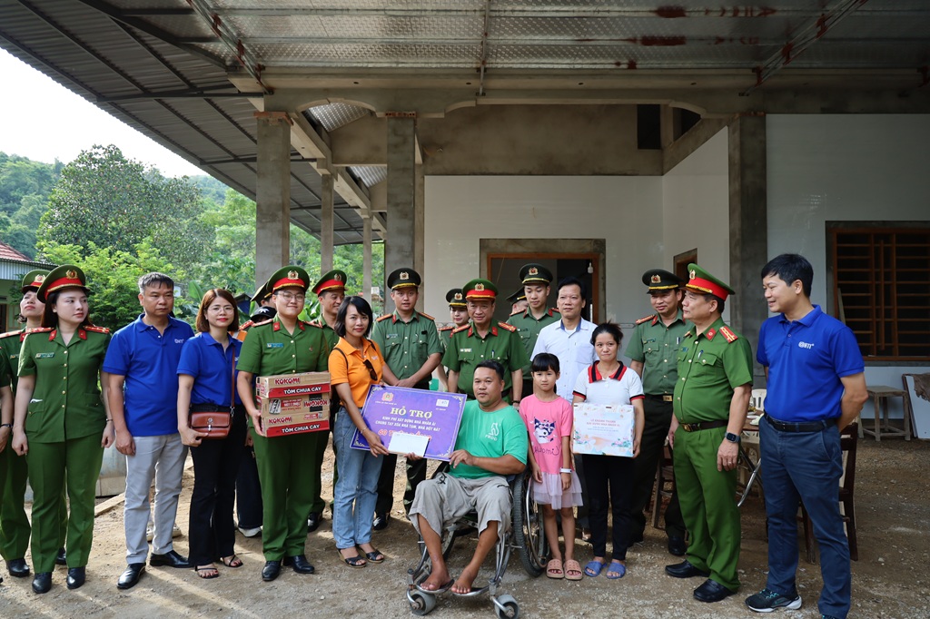 Đoàn tổ chức khánh thành, bàn giao nhà và tặng quà tân gia gồm các đồ gia dụng thiết yếu cho gia đình anh Cù Văn Đức tại xã Châu Tiến, tỉnh Nghệ An