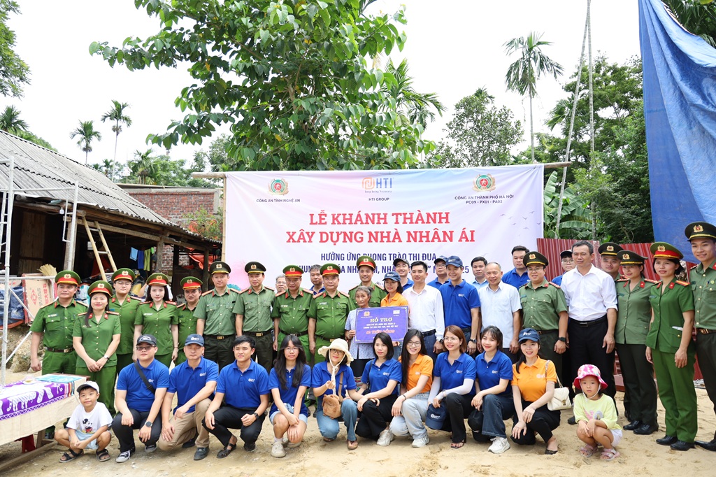 Đoàn tổ chức khánh thành, bàn giao nhà và tặng quà tân gia gồm các đồ gia dụng thiết yếu cho gia đình bà Hà Thị Nga và gia đình bà Đặng Thị Thuyên tại xã Hùng Chân, tỉnh Nghệ An    	