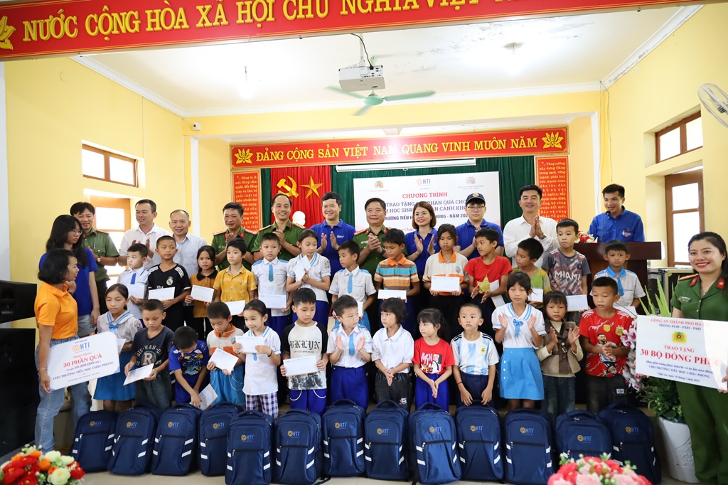 Đoàn thăm, tặng các suất quà gồm quần áo, đồ dùng học tập và tiền mặt đến 30 học sinh có hoàn cảnh khó khăn tại Trường tiểu học Châu Phong (xã Hùng Chân, tỉnh Nghệ An)