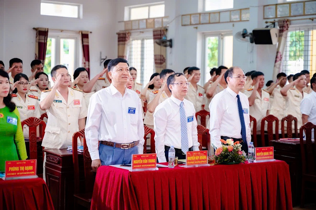 Các đại biểu thực hiện nghi thức chào cờ