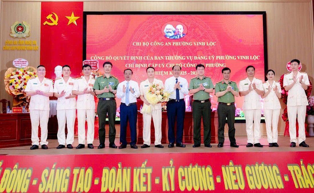 Đại diện lãnh đạo các phòng chức năng Công an tỉnh và cấp ủy, chính quyền địa phương tặng hoa chúc mừng Ban Chấp hành Chi bộ Công an phường Vinh Lộc nhiệm kỳ 2025 - 2030