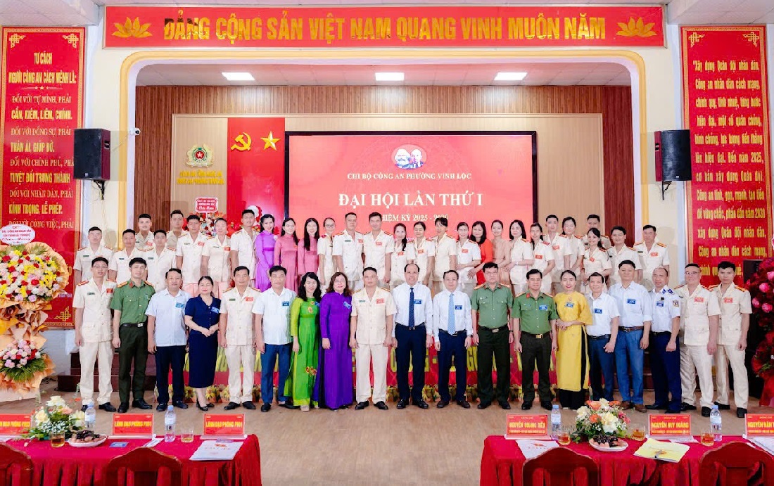 Các đại biểu chụp ảnh lưu niệm