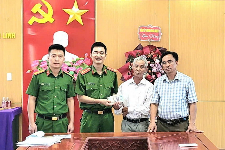 Công an xã Thần Lĩnh trao trả lại tài sản cho ông Vương Văn Thứ