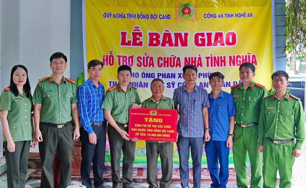 Đại tá Trần Hồng Quang, Phó Giám đốc Công an tỉnh chúc mừng gia đình thân nhân liệt sĩ có mái nhà nghĩa tình êm ấm, thắm tình đồng chí, đồng đội.