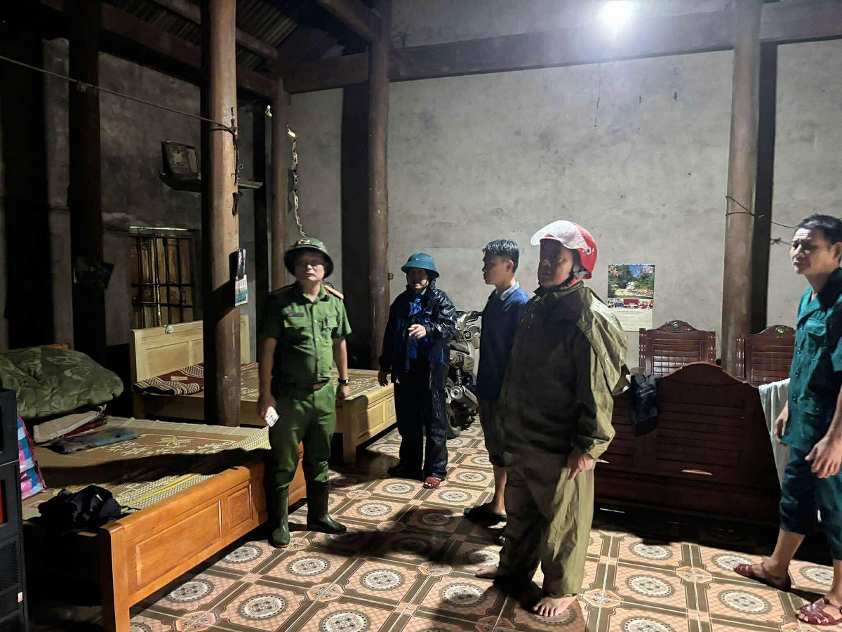 Công an xã Yên Hòa và chính quyền hỗ trợ di dời nhiều hộ dân ra khỏi vùng có nguy cơ sạt lở