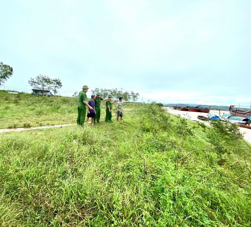 Công an xã phối hợp với các lực lượng để nắm bắt các điểm xung yếu, khu vực có nguy cơ sạt lở, ngập úng, đồng thời hướng dẫn tàu thuyền, người dân chủ động di dời, chấp hành các quy định phòng chống bão lũ