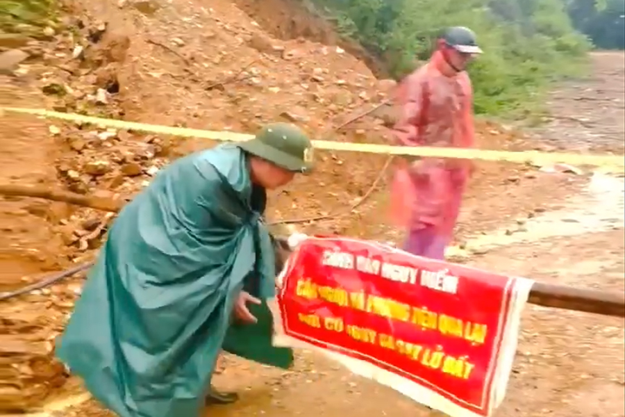 Công an xã Yên Hòa cắm biển cảnh báo và lập hàng rào cấm người và phương tiện qua lại đập tràn Xốp Cốc