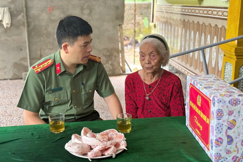 Đại tá Trần Hồng Quang - Phó Giám đốc Công an tỉnh động viên Mẹ Việt Nam Anh hùng Nguyễn Thị Năm sống vui, sống khỏe.
