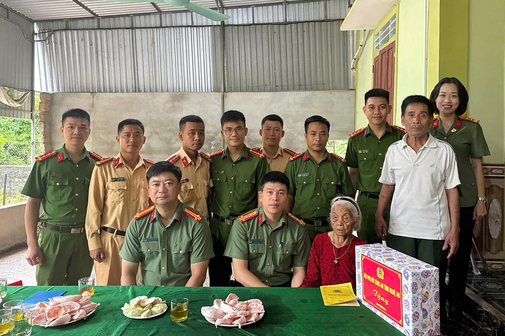 Đoàn công tác thăm hỏi, tặng quà Bà mẹ Việt Nam anh hùng Nguyễn Thị Năm.