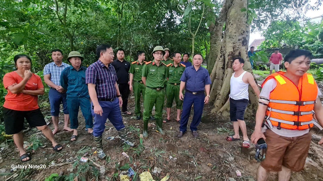 Lãnh đạo xã Thuần Trung và Công an xã có mặt tại hiện trường chỉ đạo công tác ứng phó với mưa lũ