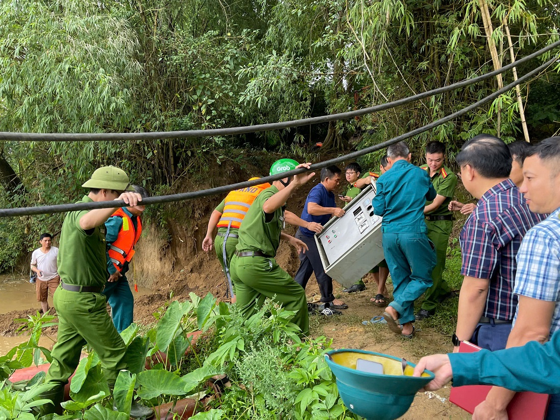 Công an xã phối hợp với các lực lượng giúp bà con chằng buộc thuyền và di dời tài sản đến nơi an toàn