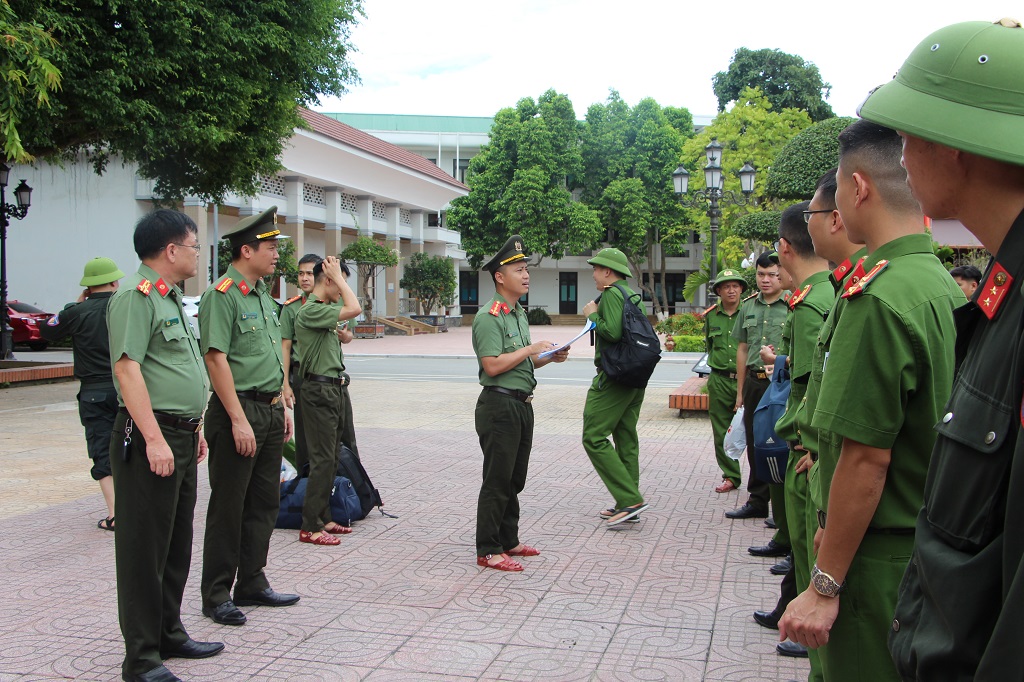 Lãnh đạo các phòng quán triệt một số nội dung cho cán bộ chiến sỹ trước khi xuất quân 
