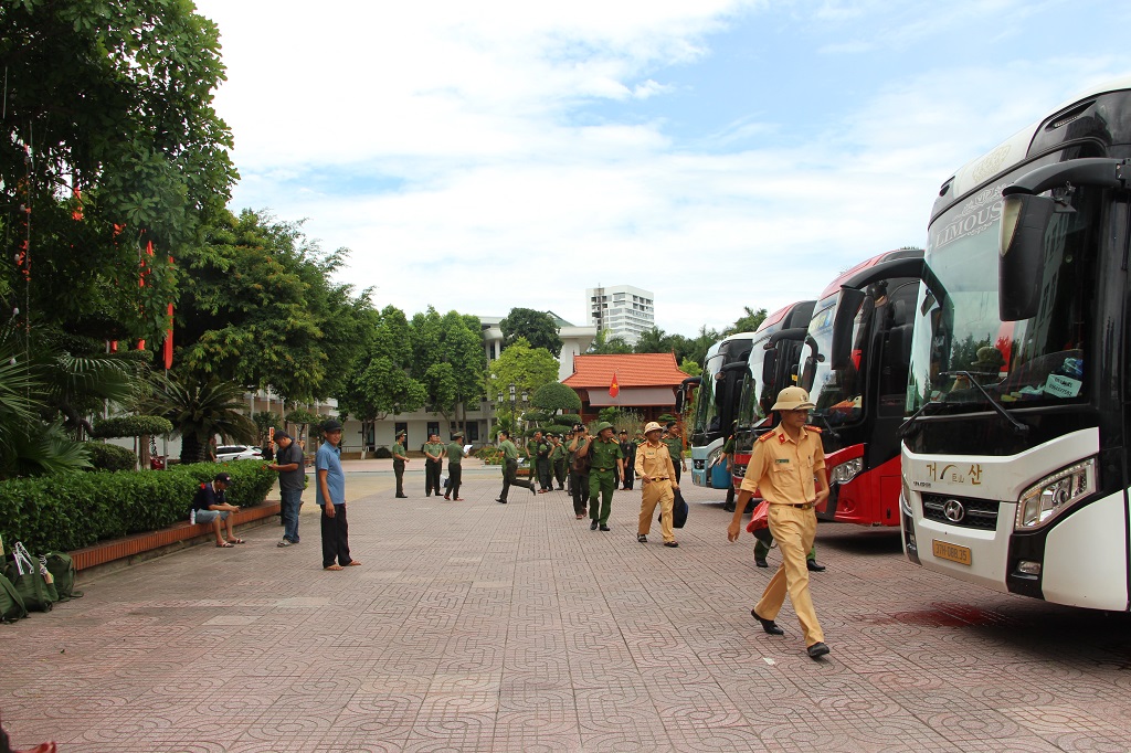 Cán bộ, chiến sỹ chuẩn bị hành trang lên đường hỗ trợ người dân các xã phía Tây Nghệ An khắc phục hậu quả sau bão số 3