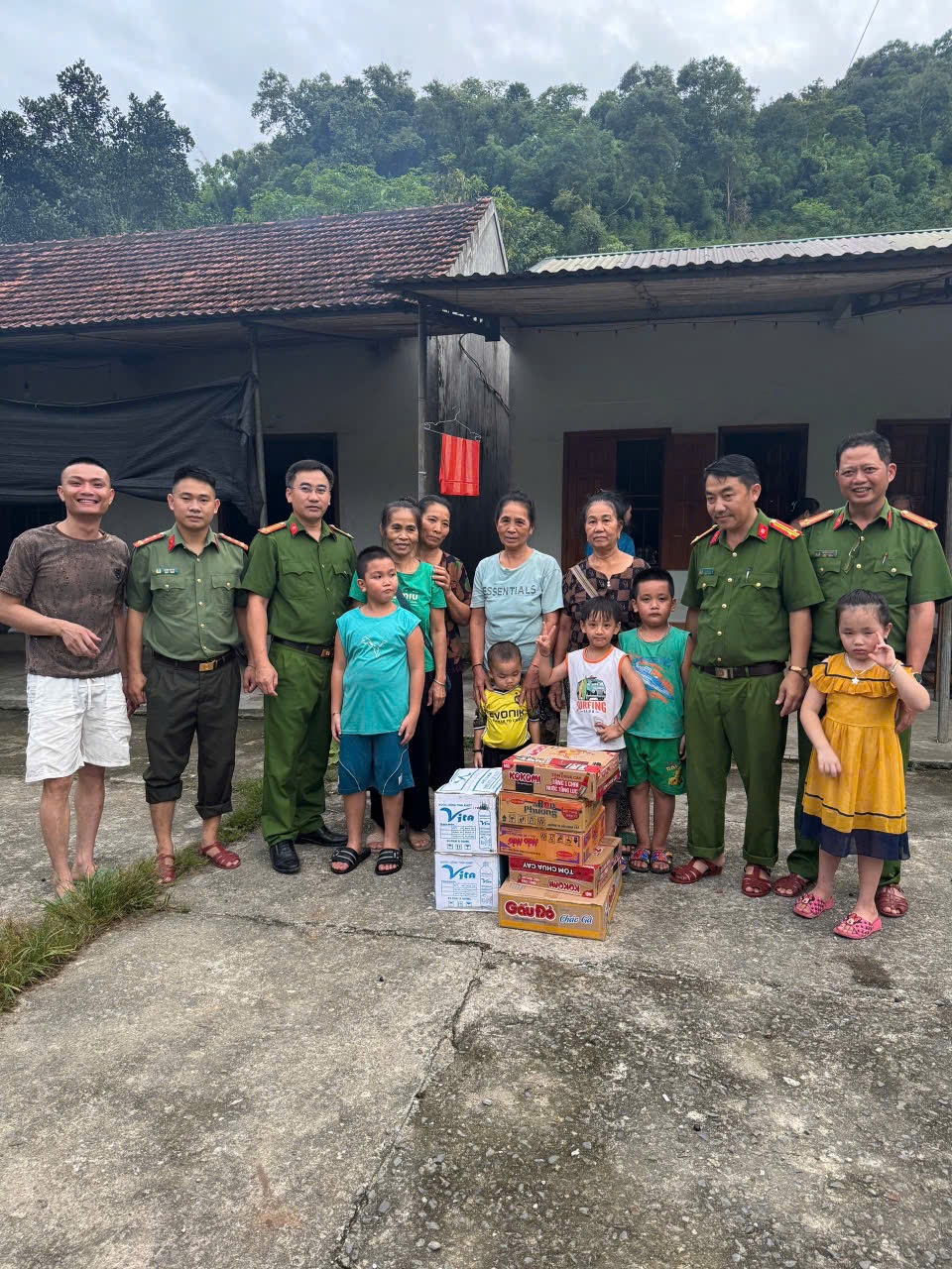 Công an xã Yên Na tiếp ứng nhu yếu phẩm cho bà con nhân dân vùng bị cô lập