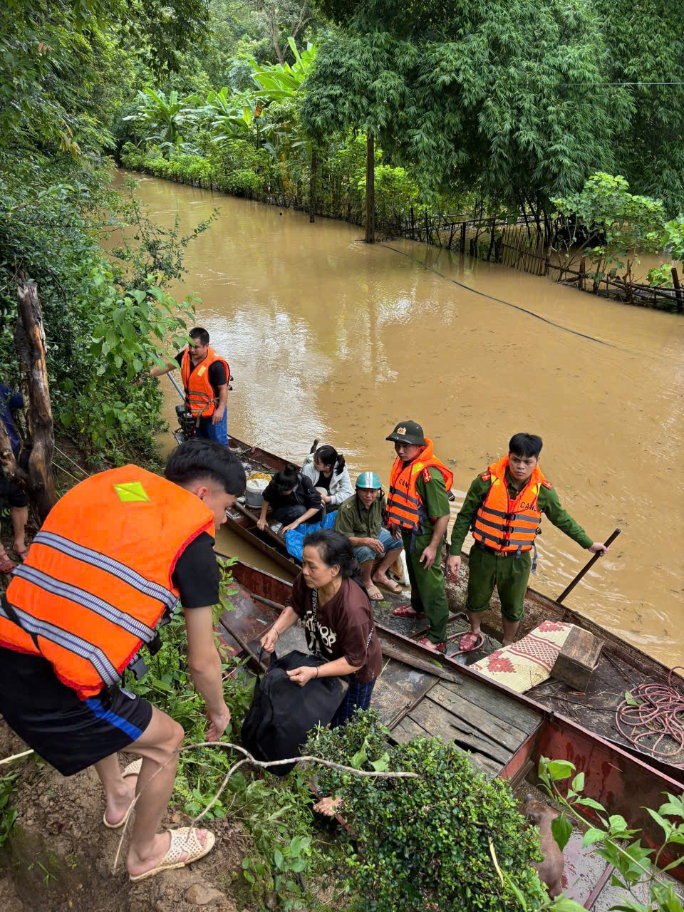 Công an xã Lượng Minh hỗ trợ di chuyển người và tài sản đến vùng an toàn