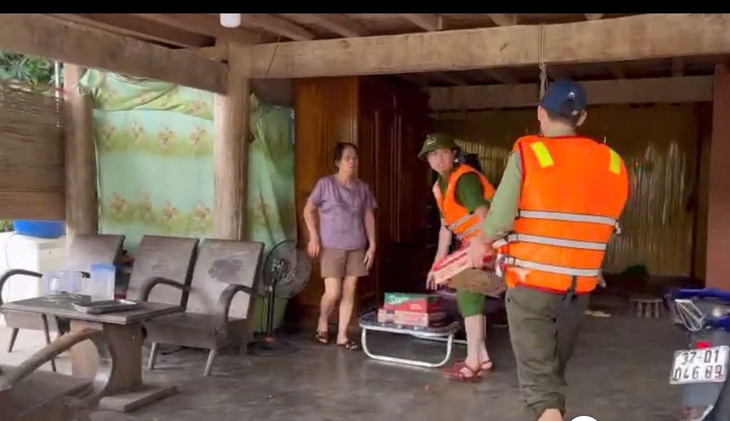 Công an xã Tam Thái chèo thuyền tiếp tế lương thực, nước uống đến tận tay các hộ dân di dời và cô lập.