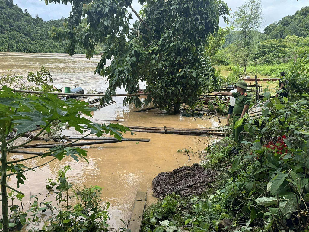 Công an xã Yên Hòa tuyên truyền người dân không ra sông vớt củi khi nước lũ dâng cao