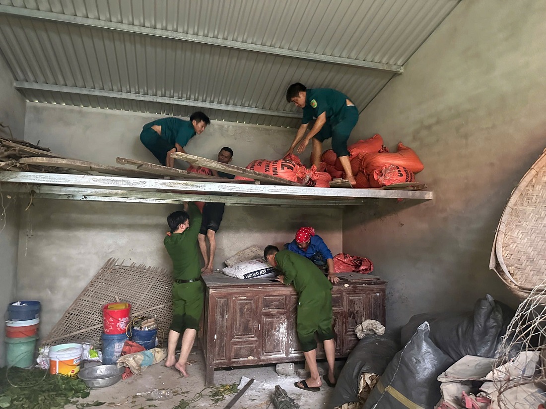 Công an xã Đô Lương phối hợp với các lực lượng di chuyển người và tài sản đến nơi an toàn