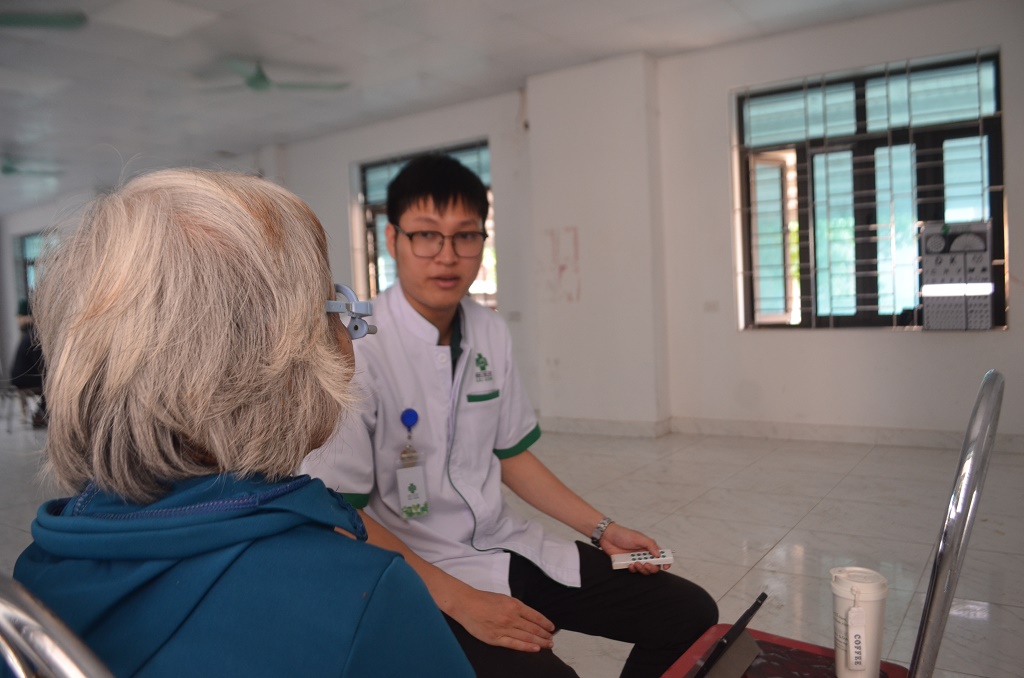 Người dân rất vui mừng khi được đội ngũ y, bác sĩ và các cán bộ ân cần thăm, khám