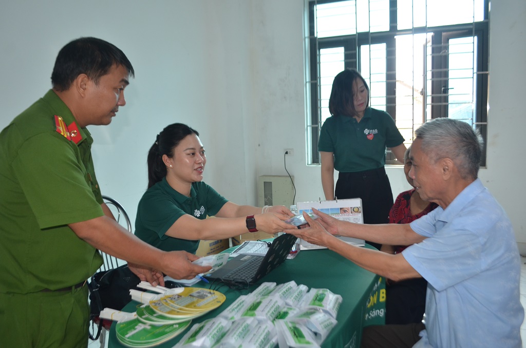 Mỗi người dân sau khi khám sẽ được tặng một phần quà gồm các thuốc bổ về mắt