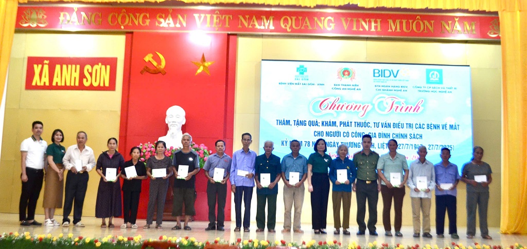 Tặng quà cho 70 hộ gia đình có công, gia đình chính sách