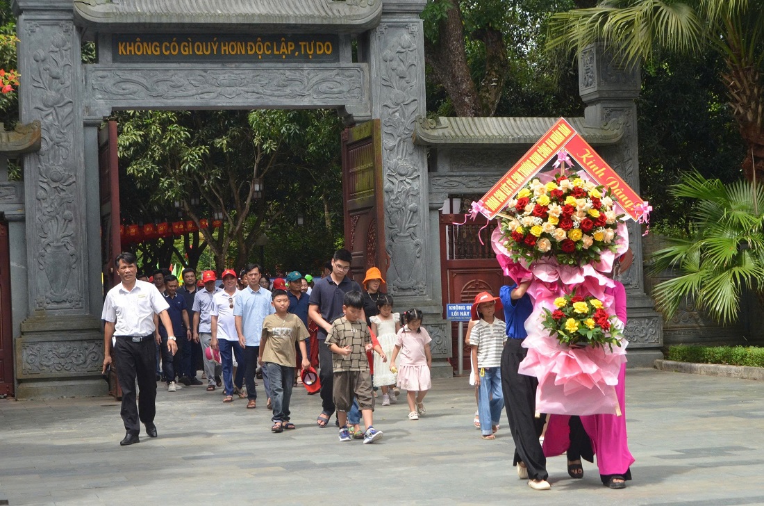 Các cháu là con liệt sĩ, thương binh CAND dâng hoa, dâng hương tại Khu Di tích Quốc gia đặc biệt Kim Liên