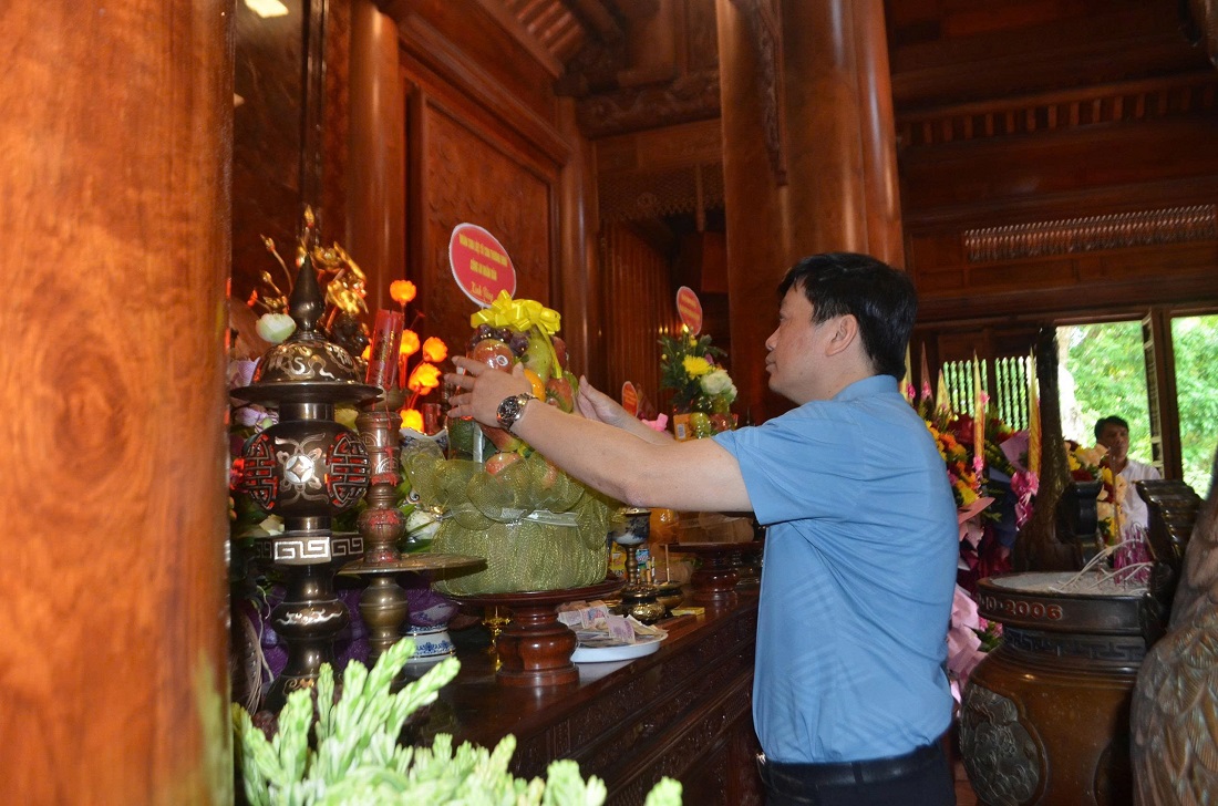 Đại diện Cục Tổ chức cán bộ, Bộ Công an dâng hoa lên anh linh Chủ tịch Hồ Chí Minh