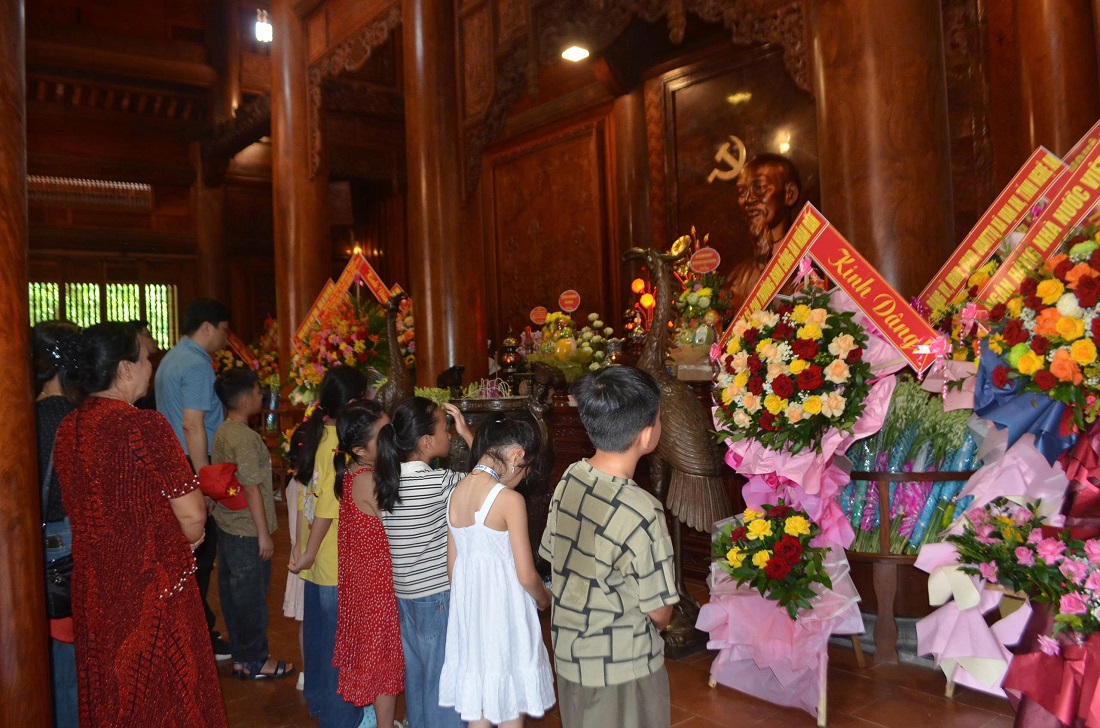   Đại diện Cục Tổ chức cán bộ, Bộ Công an dâng hoa lên anh linh Chủ tịch Hồ Chí Minh   Đoàn bày tỏ lòng thành kính và biết ơn vô hạn công lao to lớn của Chủ tịch Hồ Chí Minh