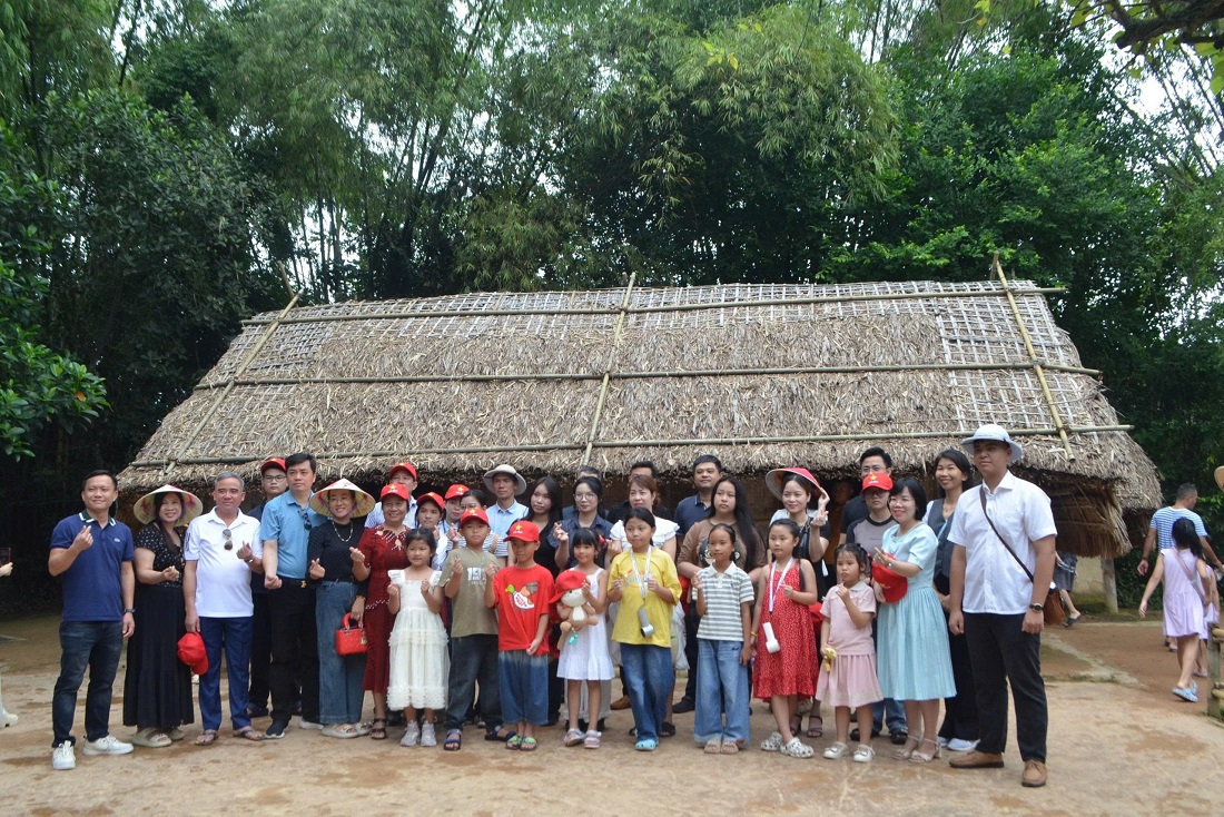 Đoàn chụp ảnh lưu niệm tại quê ngoại Bác Hồ