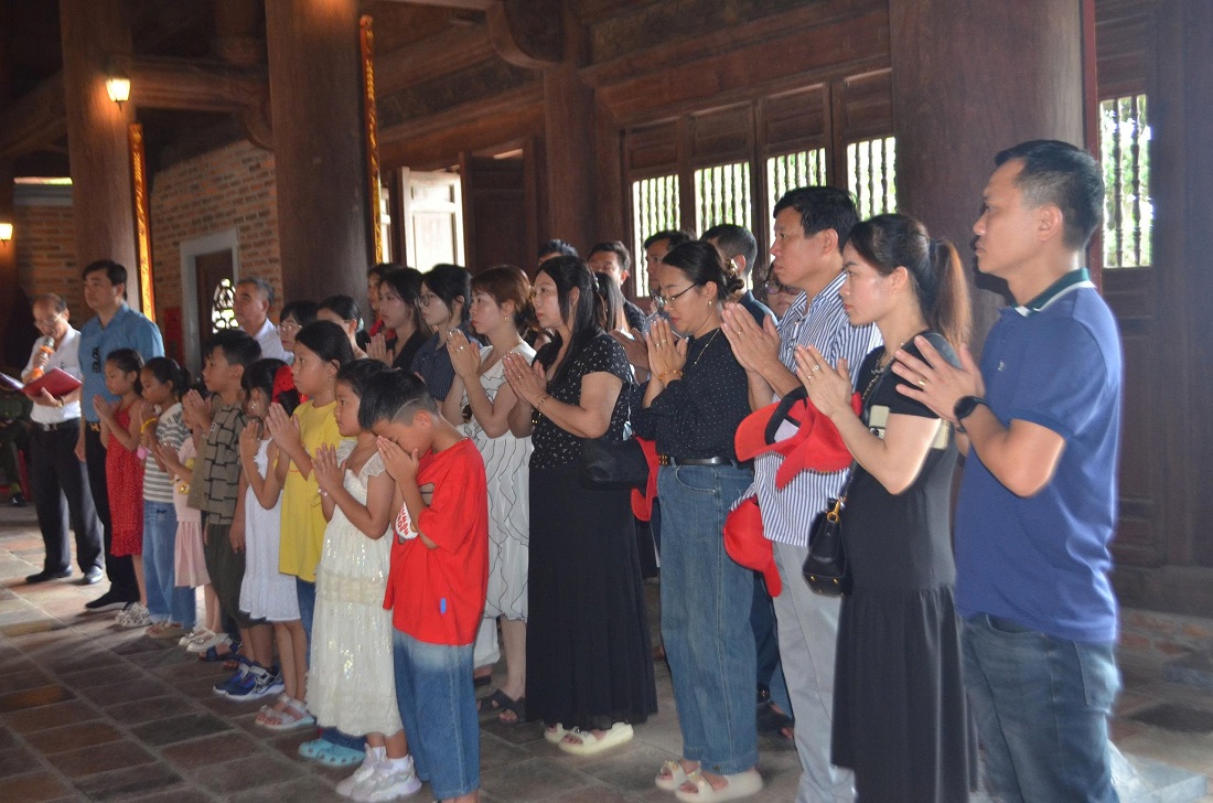 Tại Đền Chung Sơn, đoàn bày tỏ lòng biết ơn sâu sắc đối những người thân trong gia đình của Người